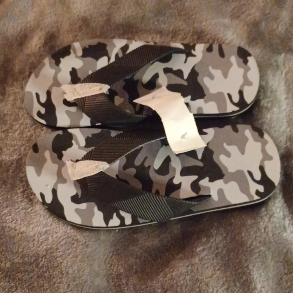 NWT BOYS BALENCE BLACK CAMO FLIP FLOPS SIZE 13/1
